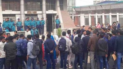 সচিবালয়ের সামনে  ৪৩তম বিসিএসে বাদ পড়া চাকরিপ্রার্থীদের অবস্থান (ছবি: সংগৃহীত)