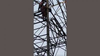 ফ্লাডলাইট টাওয়ার থেকে ওই নারীকে উদ্ধা করে ফায়ার সার্ভিস