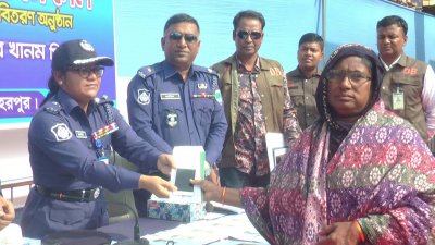 উদ্ধার করা মোবাইল ফোন ভুক্তভোগীদের হাতে তুলে দেন এসপি মাকসুদা আকতার খানম