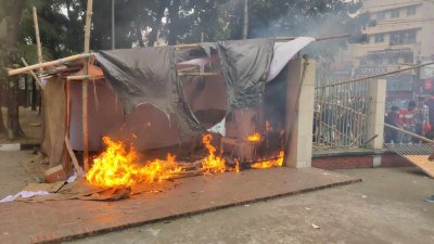 টিকিট বুথে আগুন দিয়েছে উত্তেজিত জনতা।