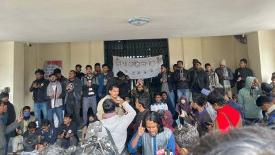 অবস্থান কর্মসূচি পালন করছেন শিক্ষার্থীরা
