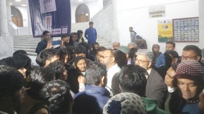 শিক্ষার্থীরা সিন্ডিকেটে আওয়ামীপন্থিদের অংশগ্রহণের বিরুদ্ধে এবং দ্রুত ডাকসু নিশ্চিতের দাবিতে স্লোগান দেয়