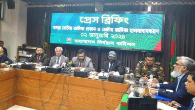 ব্রিফিংয়ে গণমাধ্যমের সঙ্গে কথা বলছেন নির্বাচন কমিশনার ব্রিগেডিয়ার জেনারেল (অব.) আবুল ফজল মো. সানাউল্লাহ