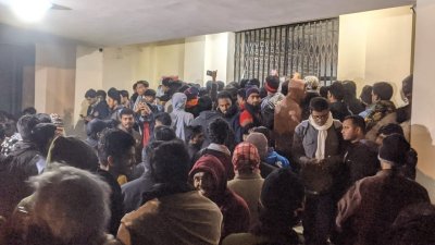 অনির্দিষ্টকালের জন্য তালা দিয়ে অবস্থান কর্মসূচি পালন করছেন শিক্ষার্থীরা