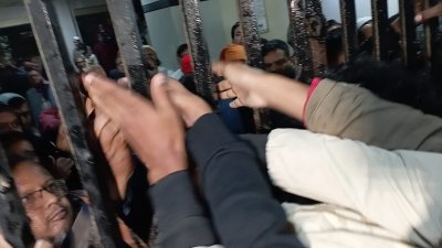 উপ-উপাচার্যসহ শতাধিক কর্মকর্তা-কর্মচারীকে ১০ ঘণ্টা অবরুদ্ধ করে রাখেন শিক্ষার্থীরা