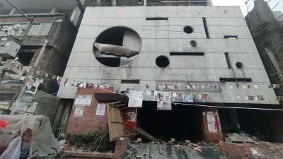চকচকে সেই ভবনে এখন কেবলই ধ্বংসাবশেষ