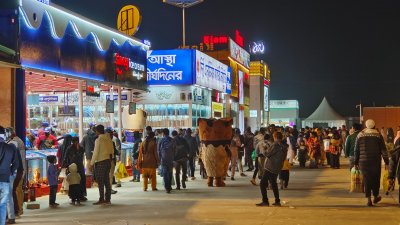 জমে উঠেছে বাণিজ্য মেলা