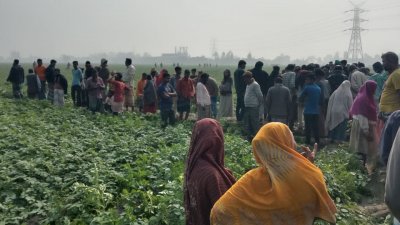 মরদেহের কাছে স্থানীয়দের ভিড়