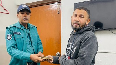 মোহাম্মদ নাজমুল ইসলামের হারানো টাকা ফিরিয়ে দেয় ট্রাফিক পুলিশ