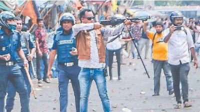 সংঘর্ষে এসআই কনকের গুলি ছোড়ার সেই সময়ের আলোচিত ছবি