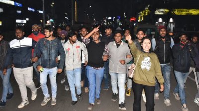 বৈষম্যবিরোধী ছাত্র আন্দোলনের শিক্ষার্থীদের ওপর হামলার প্রতিবাদে সন্ধ্যা ৭টায় শিববাড়ী মোড়ে বিক্ষোভ সমাবেশ করেছেন শিক্ষার্থীরা