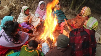 আগুন জ্বালিয়ে শীত নিবারণের চেষ্টা