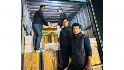 ঘোষণাবর্হিভূত পণ্য বোঝাই কাভার্ডভ্যানটি আটক করে কাস্টমস কর্তৃপক্ষ
