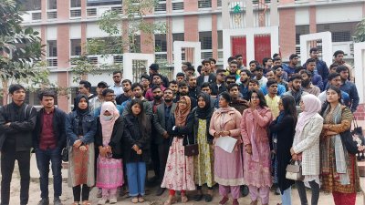 দাবি তুলে ধরে প্রতিবাদ কর্মসূচি পালন করে ‘সাত কলেজকে স্বতন্ত্র বিশ্ববিদ্যালয় রূপান্তর’ টিম