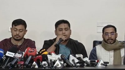 সংবাদ সম্মেলনে কথা বলছেন হাসনাত আবদুল্লাহ
