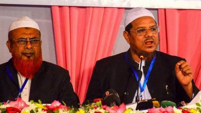 শনিবার দুপুরে চট্টগ্রাম নগরের পলোগ্রাউন্ড মাঠে ইসলামী আন্দোলন বাংলাদেশের আয়োজনে গোলটেবিল আলোচনায় বক্তব্য দেন চরমোনাই পীর মুফতি সৈয়দ মুহাম্মদ রেজাউল করীম