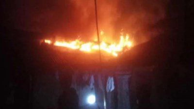 সাঁওতাল নারীকে মারধরের পর তার বসতবাড়িতে আগুন