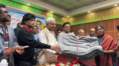 হাকিমপুর উপজেলা পরিষদের হলরুমে কম্বল বিতরণ করেন ডা. জাহিদ হোসেন