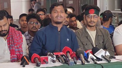 বক্তব্য রাখছেন আবির আহমেদ শরীফ