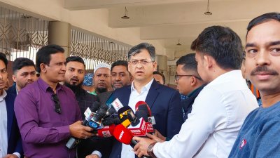 বিমানবন্দরে সাংবাদিকদের সঙ্গে কথা বলছেন সালাউদ্দিন আহমেদ