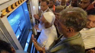 এস এ খালেকের লাশ দেখে দোয়া পাঠ করছেন জামায়াতে ইসলামীর আমির ডা. শফিকুর রহমান