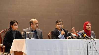 সংবাদ সম্মেলনে কথা বলছেন প্রধান উপদেষ্টার প্রেস সচিব শফিকুল আলম