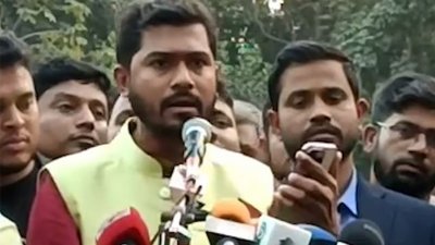 সমাবেশে কথা বলছেন নুরুল হক নুর