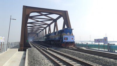 যমুনা রেলসেতুতে পরীক্ষামূলক ট্রেন চলাচল