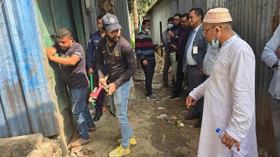 ভ্রাম্যমাণ আদালত পরিচালনা করছেন নির্বাহী ম্যাজিস্ট্রেট মিল্টন রায়