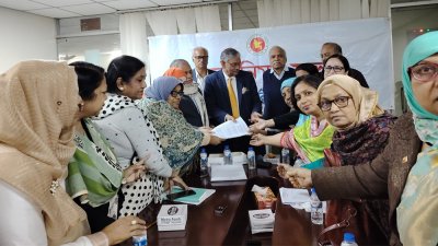 শ্রম সংস্কার কমিশনের প্রধানের কাছে সুপারিশমালা পেশ করেন দুটি সংগঠনের নেতারা