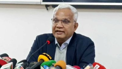 সাংবাদিকদের সঙ্গে কথা বলছেন ডা. এজেডএম জাহিদ হোসেন।