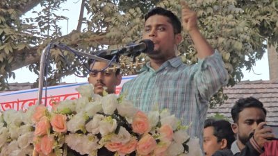 বক্তব্য দিচ্ছেন বৈষম্যবিরোধী ছাত্র আন্দোলনের কেন্দ্রীয় কমিটির আহ্বায়ক হাসনাত আব্দুল্লাহ