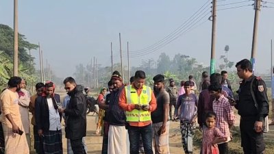 ঘটনাস্থলে পুলিশ ও স্থানীয়রা