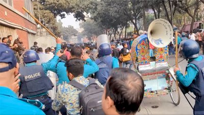 সচিবালয়ের সামনে পুলিশের সঙ্গে শিক্ষার্থীদের ধাওয়া-পাল্টা ধাওয়া