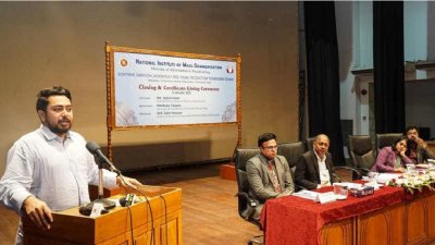 বক্তৃতা করছেন তথ্য ও সম্প্রচার উপদেষ্টা মো. নাহিদ ইসলাম