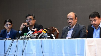 ব্রিফিংয়ে কথা বলছেন প্রধান উপদেষ্টার প্রেস সচিব শফিকুল আলম