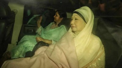 মঙ্গলবার রাত দশটা পঞ্চাশ মিনিটে খালেদা জিয়া বিমানবন্দরে পৌঁছান