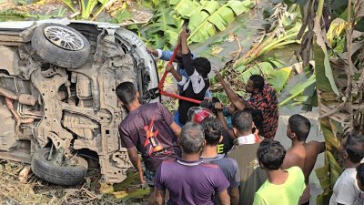 ট্রেনের ধাক্কায় রেললাইনের পাশের পুকুরে পড়ে যায় মাইক্রোবাসটি