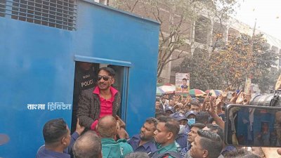 রায় ঘোষণাকে কেন্দ্র করে সকালে কঠোর নিরাপত্তার মধ্যে সাবেক ছাত্রদল নেতা জাকির খানসহ অন্য আসামিদের আদালতে আনা হয়