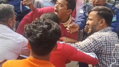 দুই গ্রুপের সংঘর্ষ