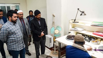 বাংলাদেশ ফিল্ম আর্কাইভ পরিদর্শন করেন তথ্য উপদেষ্টা (ছবি: পিআইডি)