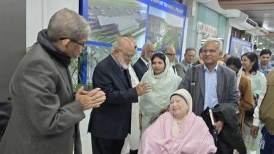 রাত ১১টা ৪৬ মিনিটে খালেদা জিয়াকে বহনকারী এয়ার অ্যাম্বুলেন্সটি আকাশে উড়াল দেয়