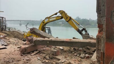 জেলা প্রশাসন ও পানি উন্নয়ন বোর্ড যৌথ অভিযান চালিয়ে অবৈধ স্থাপনা গুঁড়িয়ে দেয়