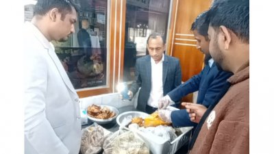 বাসি ও ফাঙ্গাসযুক্ত মাংস বিক্রির জন্য ফ্রিজে সংরক্ষণ করায় জরিমানা করা হয়