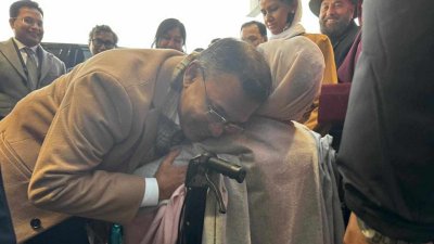 মা খালেদা জিয়ার সঙ্গে ছেলে তারেক রহমান (ছবি: বিএনপির মিডিয়া সেল)