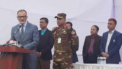 স্মার্ট ফ্যামিলি কার্ডের মাধ্যমে টিসিবির পণ্য বিক্রি কার্যক্রমের উদ্বোধনী অনুষ্ঠানে কথা বলছেন বাণিজ্য উপদেষ্টা শেখ বশিরউদ্দীন