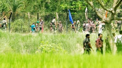 সীমান্তে বিজিবির বাধায় বন্ধ হয়েছে কাঁটাতারের বেড়া নির্মাণ