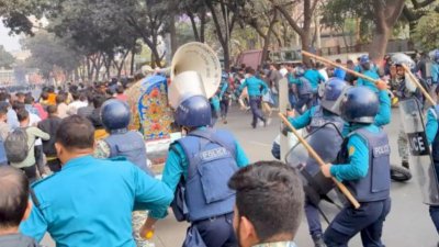 সচিবালয়ের সামনে শিক্ষার্থীদের সঙ্গে পুলিশের ধাওয়া-পাল্টা ধাওয়া (ফাইল ছবি)