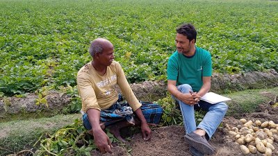 আলু চাষির সঙ্গে দেশী ফার্মার কর্মী