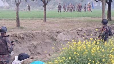 শিবগঞ্জ উপজেলার চৌকা সীমান্তের ওপারে ভারতের সুখদেবপুর সীমান্তে ভারতীয় সীমান্তরক্ষী বাহিনীর কাঁটাতারের বেড়া নির্মাণ নিয়ে সোমবার থেকে উত্তেজনা চলে আসছে